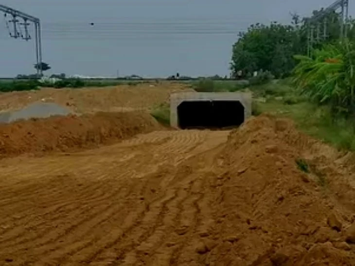 Pivkol Underpass Delay: Salempur-Bhatni Residents Fuming Over 3-Year Wait!