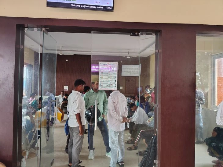 Kasganj-Bareilly Train Delayed by Broken Soron Gate