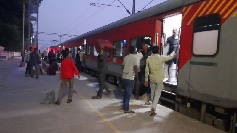 Bhadohi Stations: Passengers Struggle Without Coach Indicators