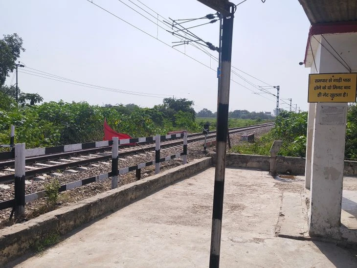 Sikandrarao Railway Crossing: Closure Rumors Debunked