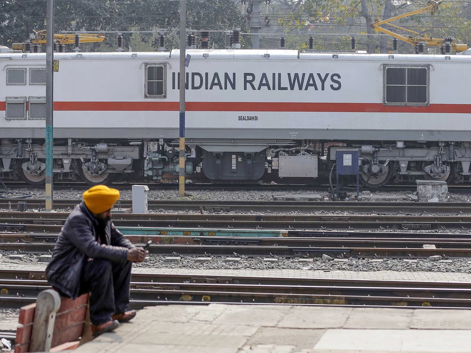 Nagpur-Mumbai Duronto Express Damaged in Stone Pelting Attack