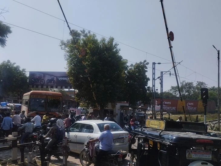 Raya Koyal Railway Gate Closure: Hathras-Aligarh Traffic Diverted