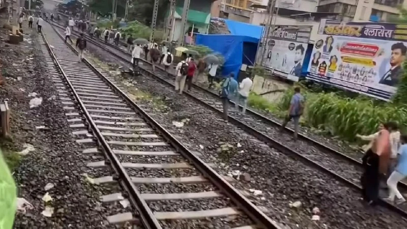 Technical snag in Mumbai local train causes 45 minute delays on Central Railway Up slow line