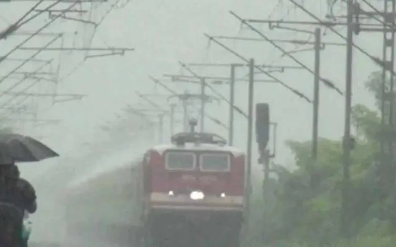 Train Delays in Northern India Due to Dense Fog and Low Visibility Impacting 76 Trains on Wednesday, December 24