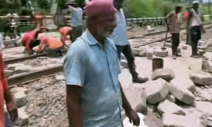 Railway construction at Patori Gate 22 leads to temporary traffic diversion in Samastipur