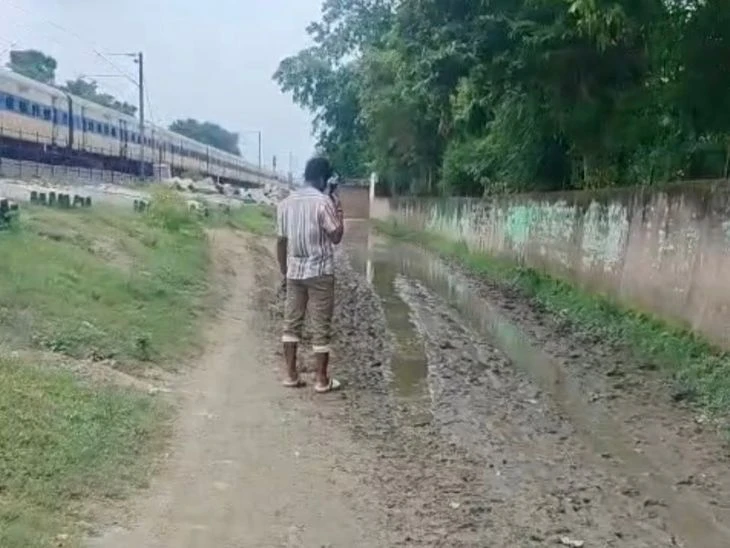 Authorities clear accumulated mud on Barauni road after railway expansion complaints
