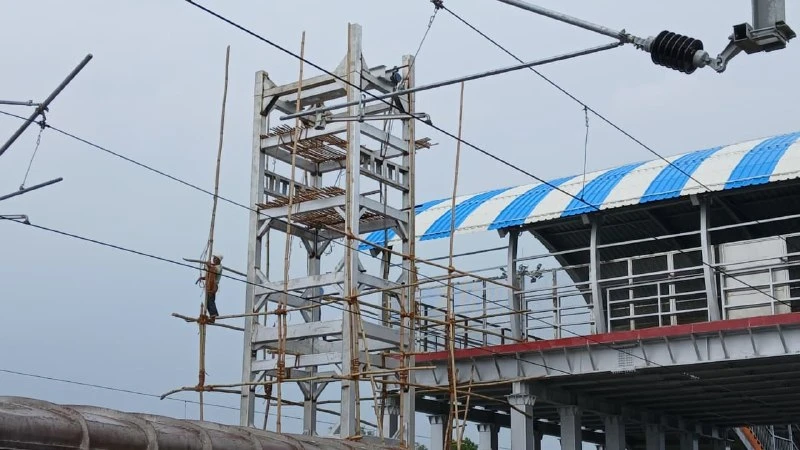 Mainpuri Railway Station speeds up lift installation under Amrit Bharat Scheme