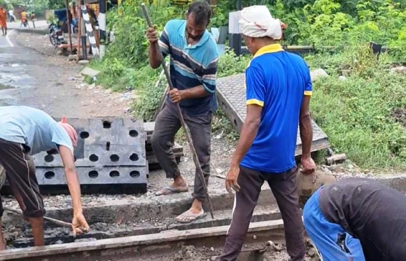 Indian Railways Starts Track Maintenance Work at Ghazipur Crossing