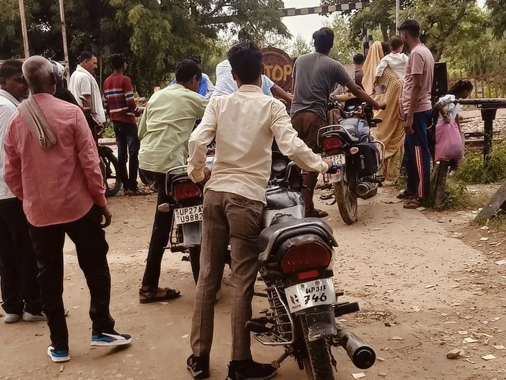 Residents protest prolonged closure of Kasrak railway crossing in Miranpur Katra
