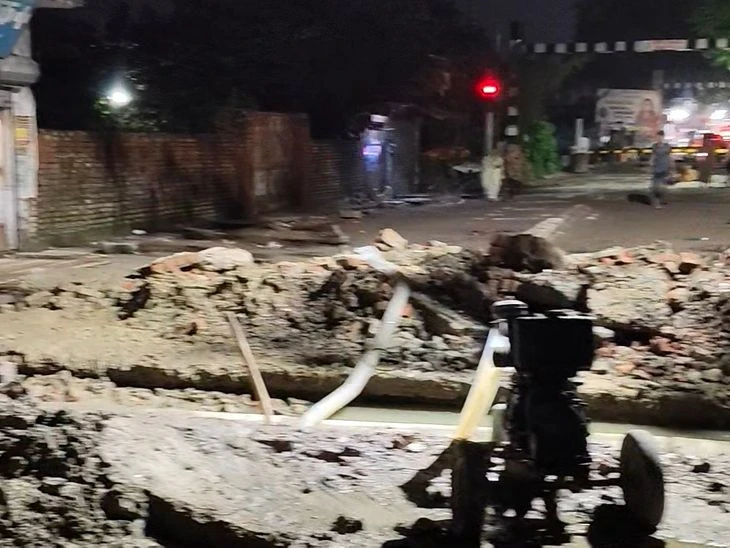 Sandila Railway Crossing Repair Work Extends Until Friday Due to Rain