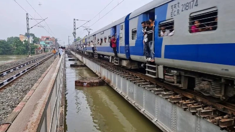 East Central Railway cancels ten MEMU trains as Punpun River floods bridge