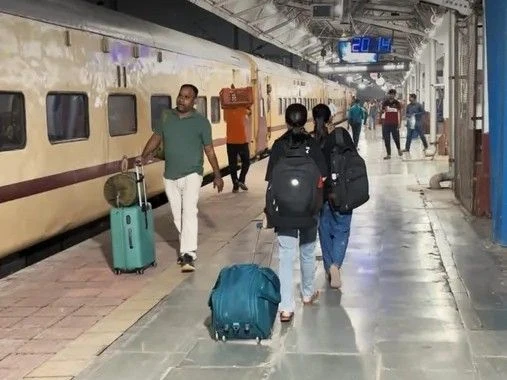 Indian Railways extends Prayagraj Mirzapur special trains to Shakurbasti
