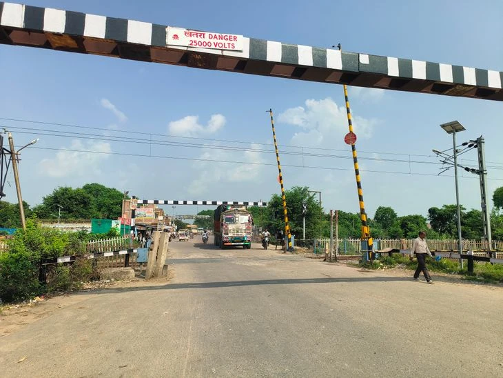 Railway Crossing Number 60 on Ghatampur Jahanabad Road Completes Night Maintenance
