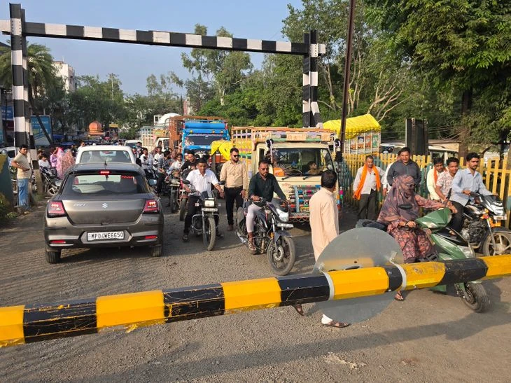 Signal failure halts Panchveli Express in Shujalpur and causes traffic jam