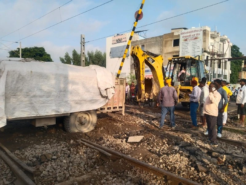 Lucknow Barabanki train services resume after stuck tractor trolley clears tracks