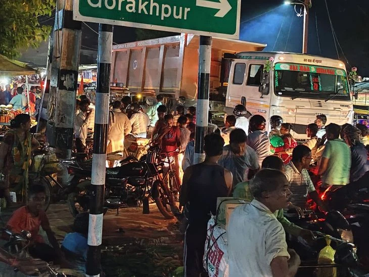 Commuters face severe traffic delays at Campierganj Karmaini railway crossing