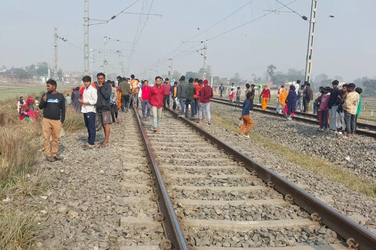 Tragic Incident in West Champaran: Two Boys Killed by Amrit Bharat Express While Shooting Reel Near Railway Track