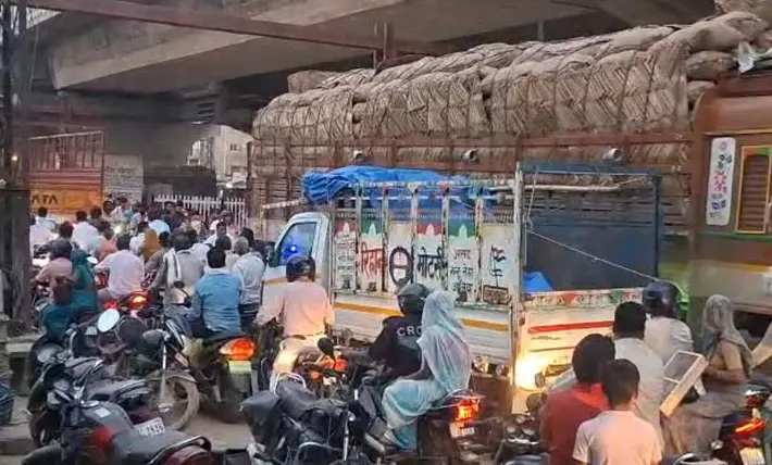 Railway construction causes traffic congestion on Dholpur NH 44 service road