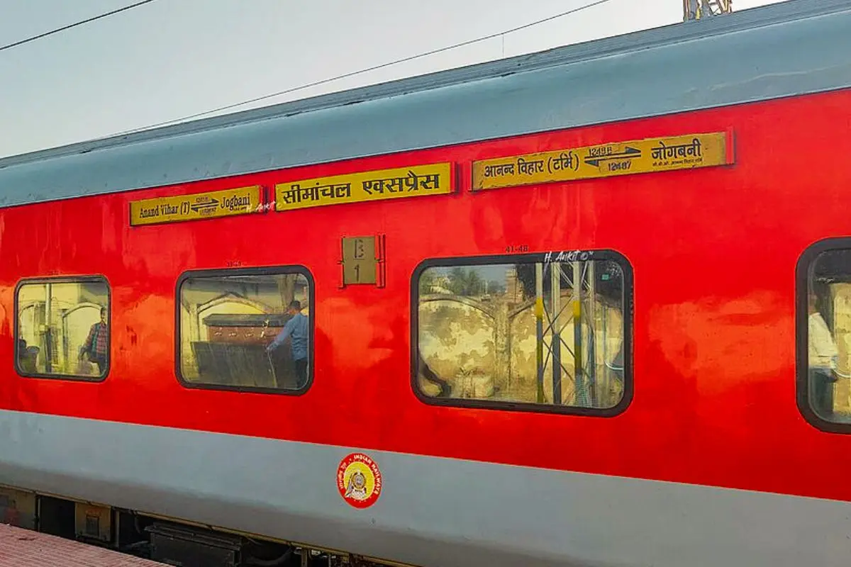 Violence Erupts on Delhi-Howrah Main Rail Line as Miscreants Attack Seemanchal Express with Stones and Gunfire