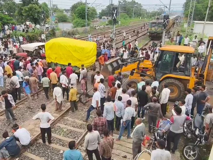 Alert Railway Staff Prevent Major Accident After Tractor Gets Stuck on Narsinghpur Track