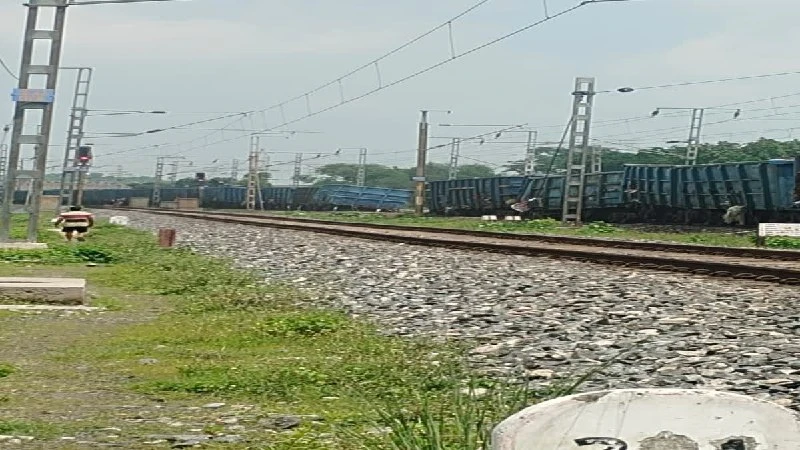 Freight train operations resume in Jharkhand after 28 hour derailment disruption