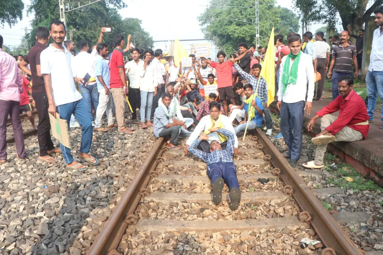 Kudmi Community Protests for Tribal Status, Language Recognition at Pradhankhanta Station Delays Train Services in Jharkhand