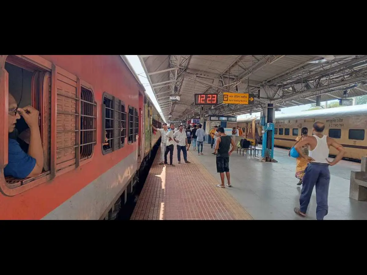 Kudmi Community Protest Leads to Cancellation of 12 Trains on Howrah-Mumbai Route in Chakradharpur