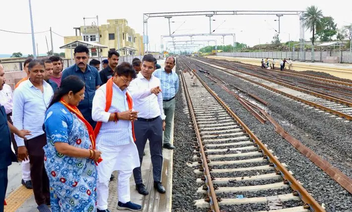 Union Ministers inspect Tanda Road station for Indore Chhota Udaipur rail project