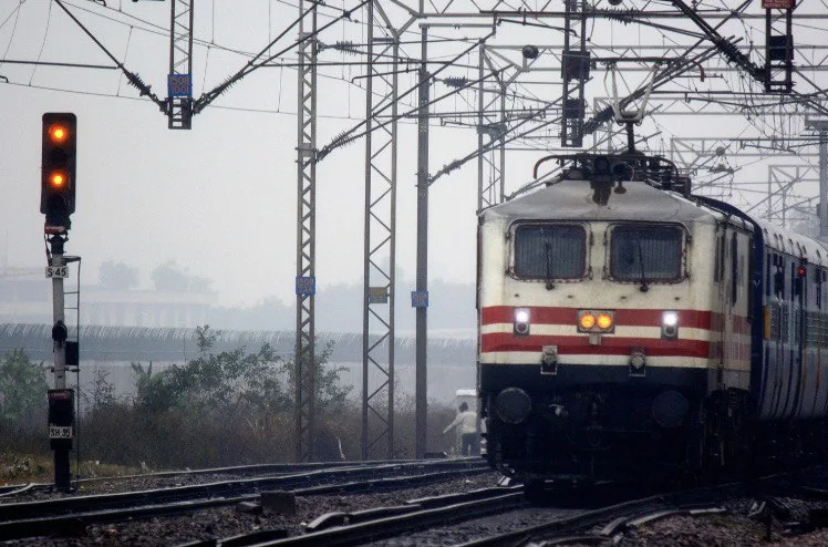Express Train Disruption: Cattle Strikes Lead to 25-Minute Rail Traffic Halt in Shahjahanpur