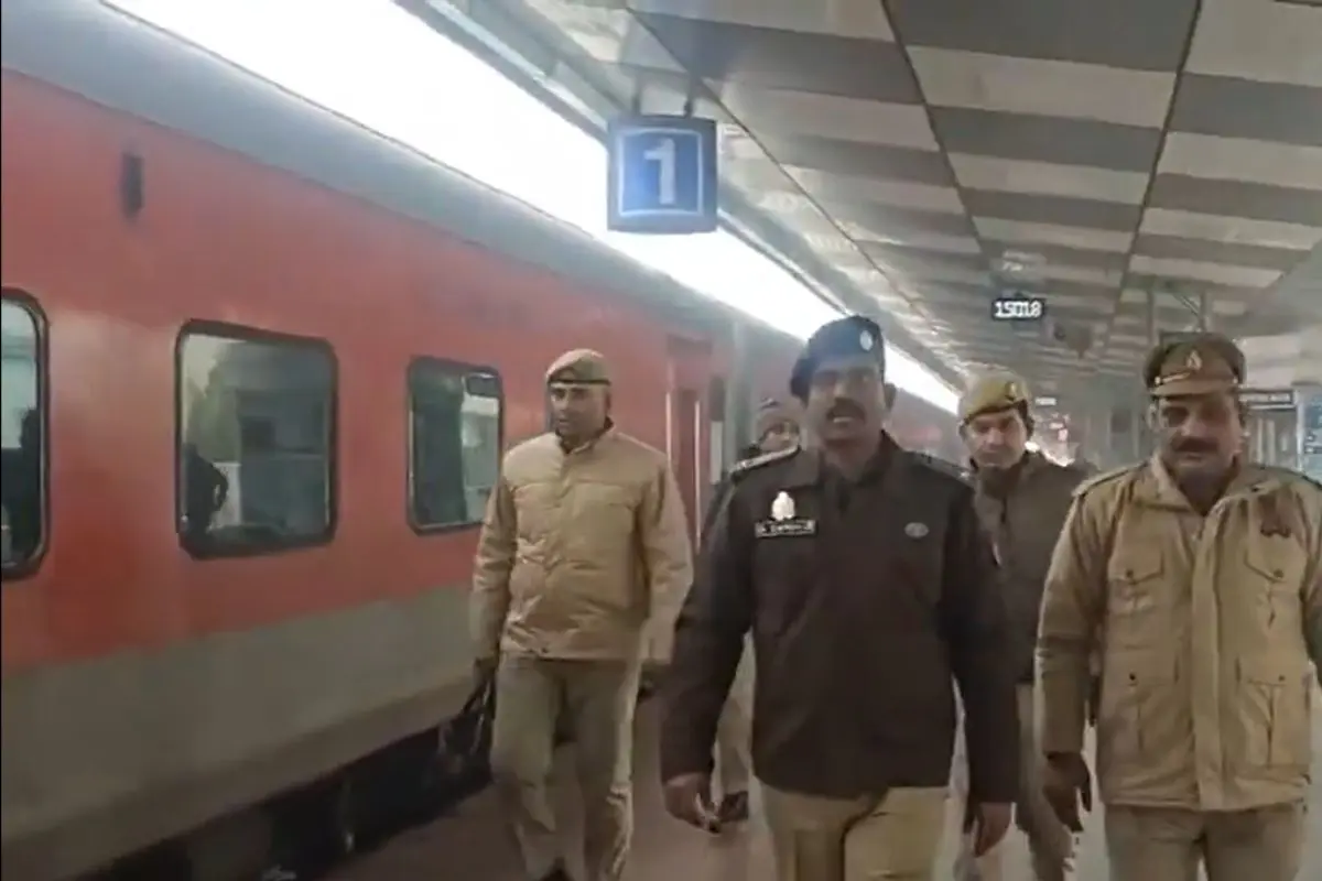 Bomb threat on Kashi Express train from Gorakhpur to Mumbai causes panic in Mau district, Uttar Pradesh.