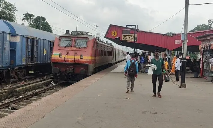 Indian Railways extends Mau Kolkata special train service with new stop at Jha Jha station