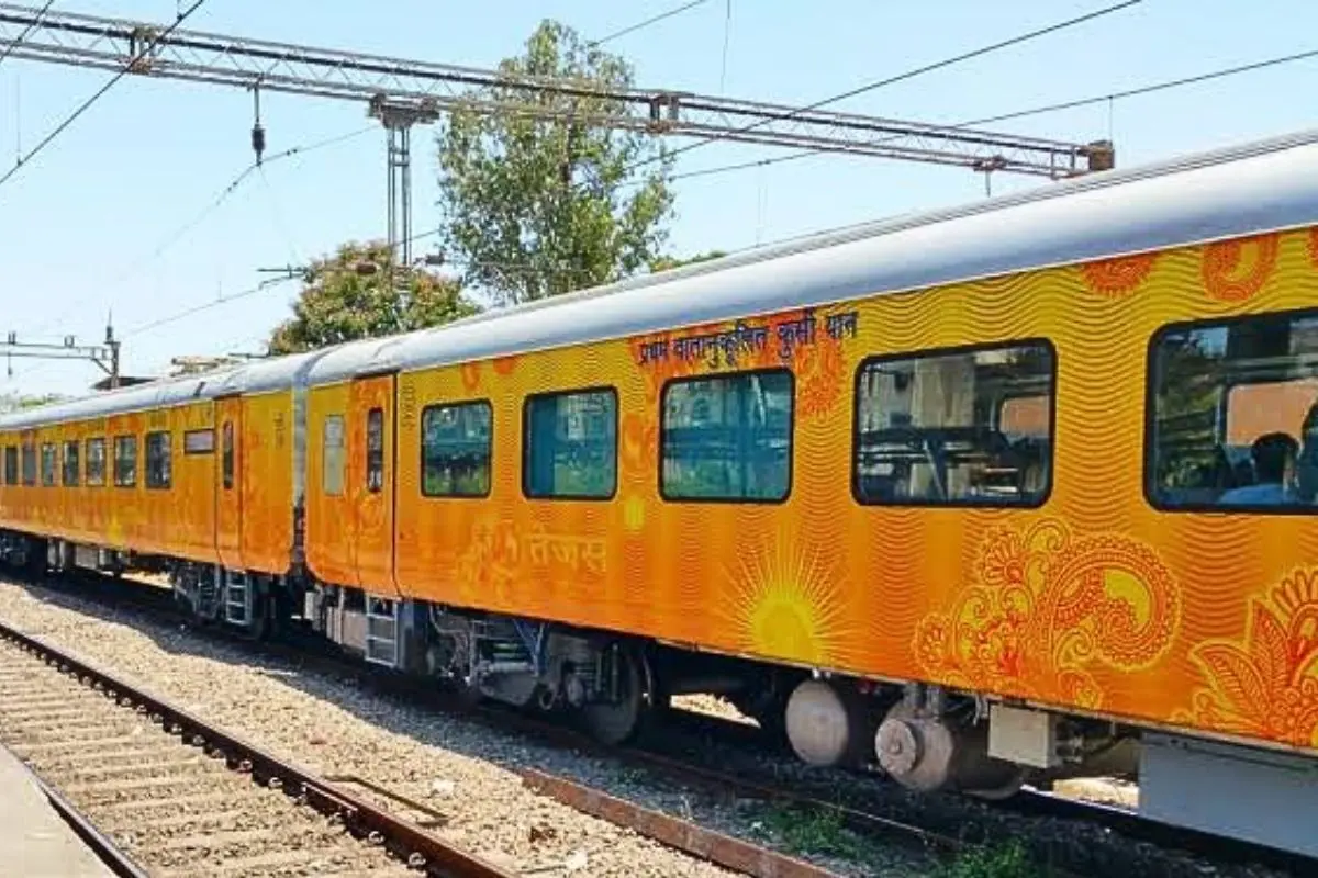 Bomb Threat on Tejas Rajdhani Express Triggers Panic Among Passengers, Delhi Investigative Agencies on High Alert