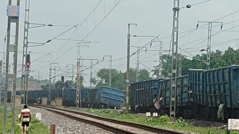 Coal train derailment in Palamu disrupts rail traffic between Garhwa Road and Sigsigi stations