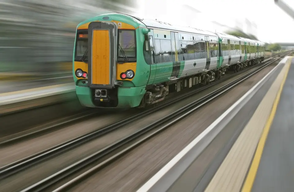 Railway Stations to Feature Premium Food Outlets Like Airports, Offering Pizza and Burgers on Platforms Nationwide