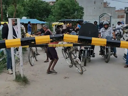Collision Avoided as Dumper Hits Boom at Rae Bareli’s Ramchandrapur Railway Gate Before Vande Bharat Express Arrival