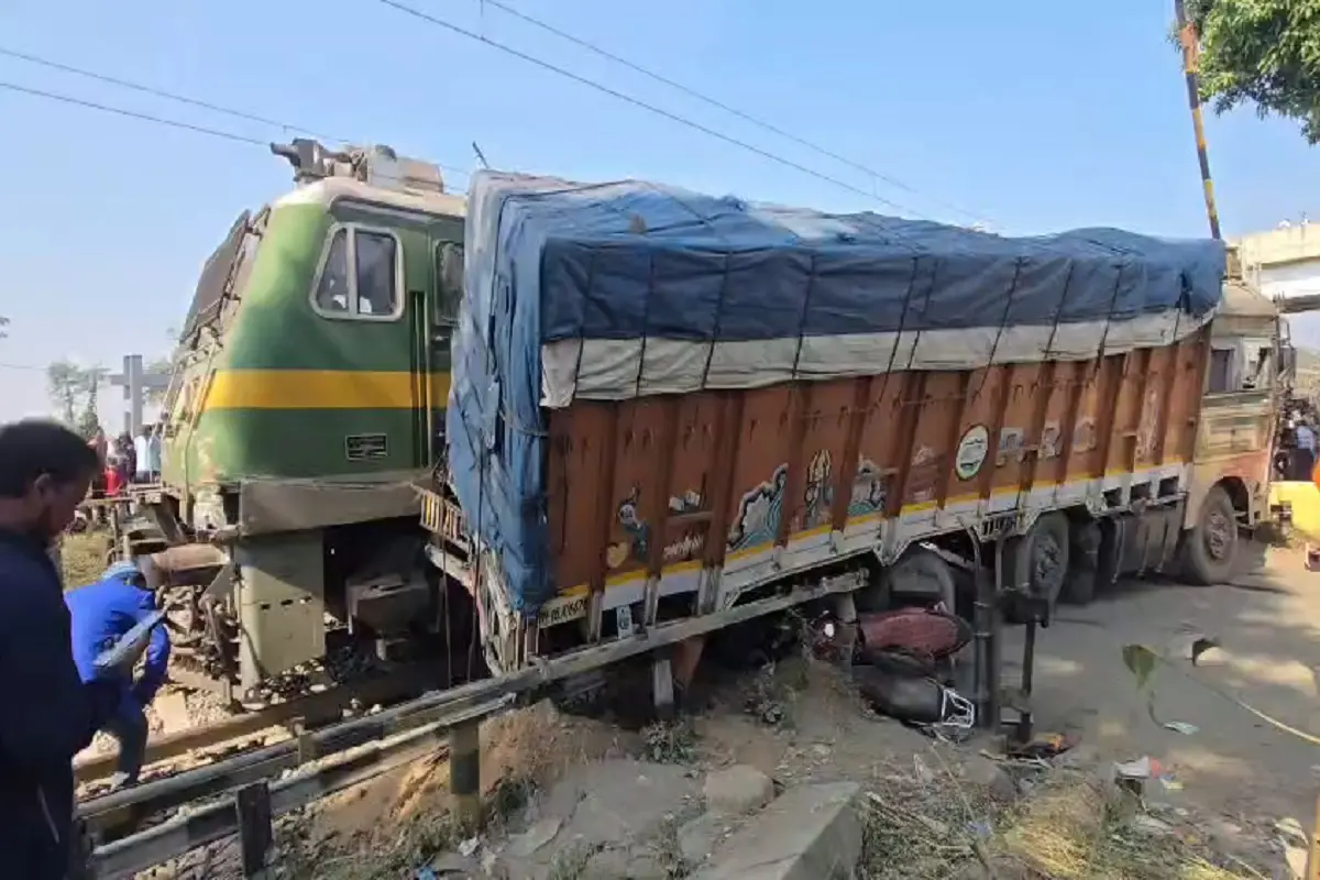 Major Train Accident in Jasidih: Gonda-Asansol Express Collides with Truck at Nawadih Gate, Jharkhand, Causing Chaos.
