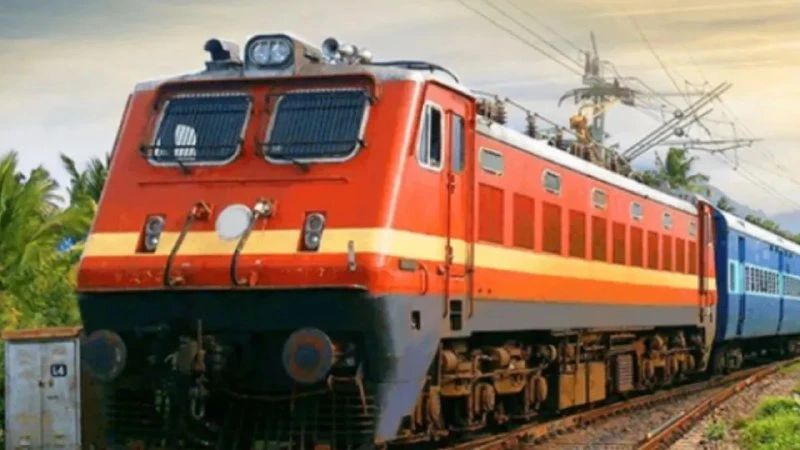 Achhnera Tanakpur Express gets new scheduled halt at Banbasa station